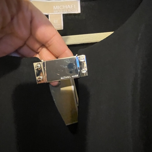 Michael Kors Top with Silver embellishment. NWT!! Never worn! Size 2x - Picture 4 of 6